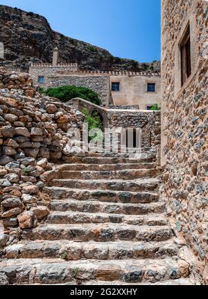 Der Weg, der von der Unterstadt (dem Dorf) von Monemvasia zu den Ruinen der Oberstadt (der Akropolis) führt. In Peloponnes, Griechenland. Stockfoto