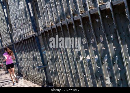 München, Deutschland. Juni 2021. Ein Jogger läuft entlang der Stahlkonstruktion der Hackerbrücke, die die Bahngleise zum Hauptbahnhof überspannt. Kredit: Peter Kneffel/dpa/Alamy Live Nachrichten Stockfoto