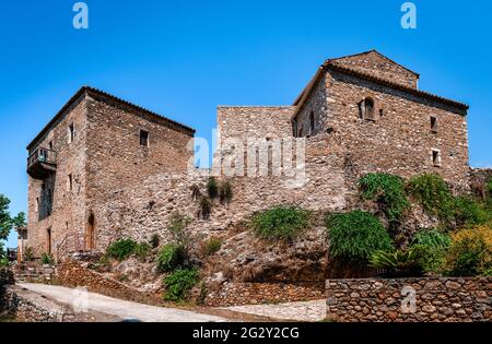 Traditionelle verlassene Häuser in Old Kardamili, Mani, Griechenland. Typisches Beispiel für die im 19. Jahrhundert entwickelte Volkarchitektur der Maniot. Stockfoto