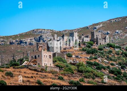 Vatheia ist ein verlassenes Dorf in Mani, Griechenland. Es ist ein bedeutendes Touristenziel und dient als ikonisches Beispiel für den im Süden der Maniot vernakulären Architekten Stockfoto