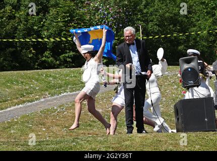 Glückliche Studenten während des Freitagsabschlusses am Platengymnasium in Motala. Stockfoto