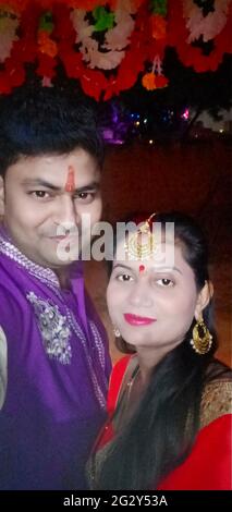 Ein Portrait Shot von glücklichen romantischen Paar in der Liebe und Spaß während des indischen Festivals Diwali (Festival of Light). Stockfoto