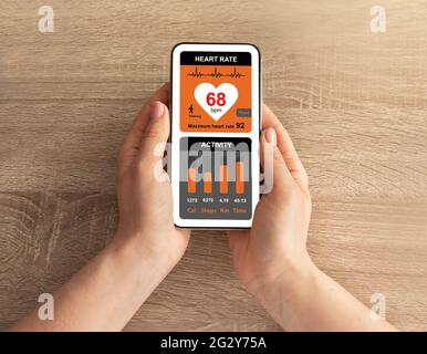 Unkenntliche Frau, die ihren Gesundheitszustand mithilfe einer mobilen App überprüft Stockfoto
