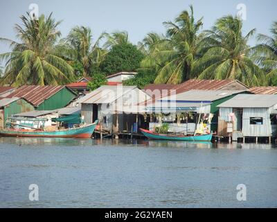 Häuser entlang des Kampot Flusses, Kambodscha Stockfoto