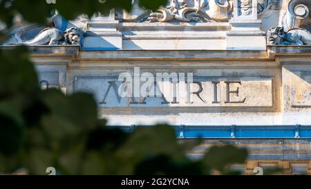 Inschrift 'Town Hall' (d. h. 'Mairie') in französischer Sprache geschrieben und auf der Fassade eines Rathauses aus dem 19. Jahrhundert in Frankreich graviert. Nahaufnahme Stockfoto