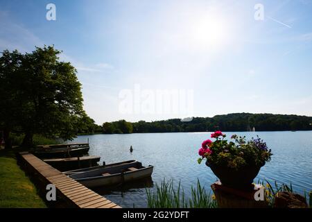 Boote auf dem Wesslinger See, kleiner See bei münchen Stockfoto