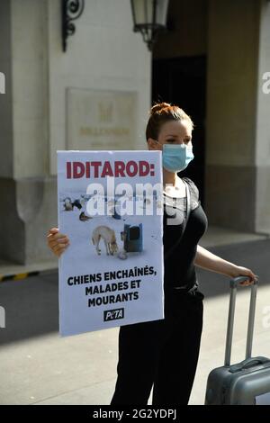 Paris, Frankreich. Juni 2021. PETA-Protest gegen Hotel Millennium, Sponsor von iditarod, gewalttätiges Schlittenrennen für Hunde, vor dem Millennium Resort Hotel in Paris, Frankreich, am 12. Juni 2021. Foto von Karim Ait Adjedjou/Avenir Pictures/ABACAPRESS.COM Stockfoto