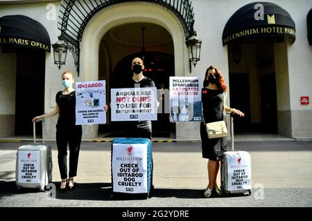 Paris, Frankreich. Juni 2021. PETA-Protest gegen Hotel Millennium, Sponsor von iditarod, gewalttätiges Schlittenrennen für Hunde, vor dem Millennium Resort Hotel in Paris, Frankreich, am 12. Juni 2021. Foto von Karim Ait Adjedjou/Avenir Pictures/ABACAPRESS.COM Stockfoto