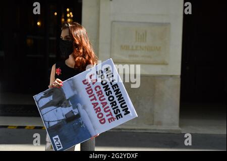 Paris, Frankreich. Juni 2021. PETA-Protest gegen Hotel Millennium, Sponsor von iditarod, gewalttätiges Schlittenrennen für Hunde, vor dem Millennium Resort Hotel in Paris, Frankreich, am 12. Juni 2021. Foto von Karim Ait Adjedjou/Avenir Pictures/ABACAPRESS.COM Stockfoto