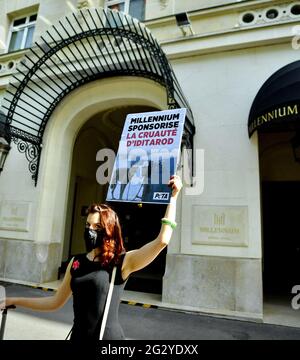 Paris, Frankreich. Juni 2021. PETA-Protest gegen Hotel Millennium, Sponsor von iditarod, gewalttätiges Schlittenrennen für Hunde, vor dem Millennium Resort Hotel in Paris, Frankreich, am 12. Juni 2021. Foto von Karim Ait Adjedjou/Avenir Pictures/ABACAPRESS.COM Stockfoto