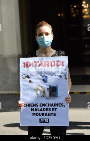 Paris, Frankreich. Juni 2021. PETA-Protest gegen Hotel Millennium, Sponsor von iditarod, gewalttätiges Schlittenrennen für Hunde, vor dem Millennium Resort Hotel in Paris, Frankreich, am 12. Juni 2021. Foto von Karim Ait Adjedjou/Avenir Pictures/ABACAPRESS.COM Stockfoto