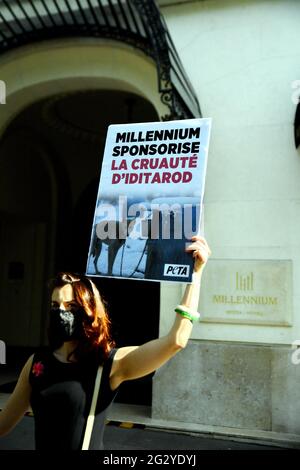 Paris, Frankreich. Juni 2021. PETA-Protest gegen Hotel Millennium, Sponsor von iditarod, gewalttätiges Schlittenrennen für Hunde, vor dem Millennium Resort Hotel in Paris, Frankreich, am 12. Juni 2021. Foto von Karim Ait Adjedjou/Avenir Pictures/ABACAPRESS.COM Stockfoto