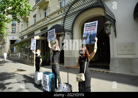 Paris, Frankreich. Juni 2021. PETA-Protest gegen Hotel Millennium, Sponsor von iditarod, gewalttätiges Schlittenrennen für Hunde, vor dem Millennium Resort Hotel in Paris, Frankreich, am 12. Juni 2021. Foto von Karim Ait Adjedjou/Avenir Pictures/ABACAPRESS.COM Stockfoto