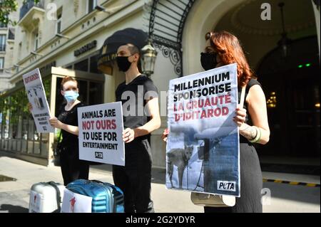 Paris, Frankreich. Juni 2021. PETA-Protest gegen Hotel Millennium, Sponsor von iditarod, gewalttätiges Schlittenrennen für Hunde, vor dem Millennium Resort Hotel in Paris, Frankreich, am 12. Juni 2021. Foto von Karim Ait Adjedjou/Avenir Pictures/ABACAPRESS.COM Stockfoto