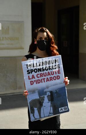 Paris, Frankreich. Juni 2021. PETA-Protest gegen Hotel Millennium, Sponsor von iditarod, gewalttätiges Schlittenrennen für Hunde, vor dem Millennium Resort Hotel in Paris, Frankreich, am 12. Juni 2021. Foto von Karim Ait Adjedjou/Avenir Pictures/ABACAPRESS.COM Stockfoto