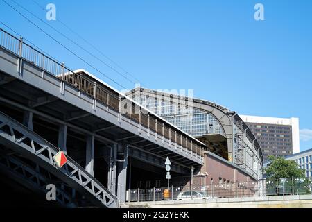 Der historische Bahnhof Friedrichstraße in Berlin nennt sich auch den Tränenpalast von der Spree aus gesehen Stockfoto