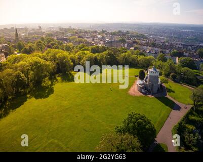 Luftaufnahme des Clifton Observatoriums von einer Drohne mit Blick auf die Stadt bristol Stockfoto