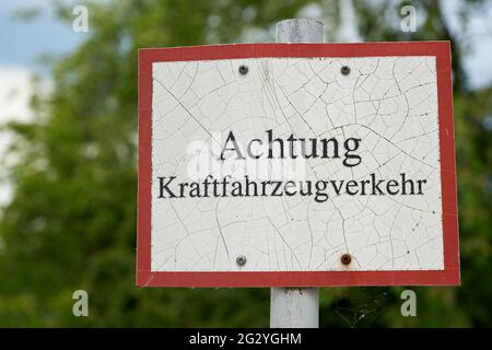 Schild mit der Aufschrift Achtung Kraftfahrzeugverkehr auf einem Campingplatz in Deutschland Stockfoto