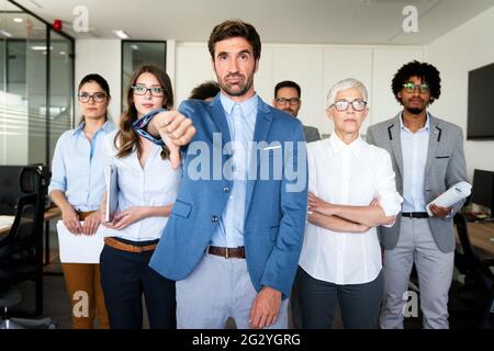 Gruppe der nicht erfolgreichen Geschäftsleuten und schlecht verwalteten Unternehmen führt zu Unzufriedenheit Stockfoto