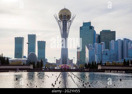 Bayterek Tower in Astana (nur Sultan), der Hauptstadt von Kasachstan.ASTANA/KASACHSTAN - 4/28/2017 Stockfoto