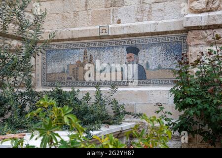 Ein Mosaik von Pater Loustinos, der den Archimandrit Philoumenos als Leiter des Klosters des Jakobsbrunnens Nablus ersetzte. Palästina Stockfoto