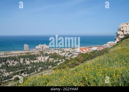 Dramatischer Blick auf die Mittelmeerküste, unterwegs Haifa Trail's Abschnitt-13, die Wadi Siah und Khayat Obstgärten umfasst. Haifa. Israel Stockfoto