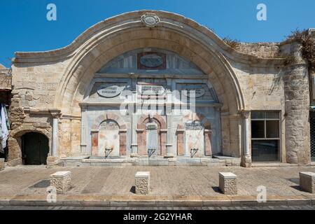 Arabische Schrift an der Mauer der Mahmoudiya-Moschee in der Altstadt von Jaffa, Israel Stockfoto