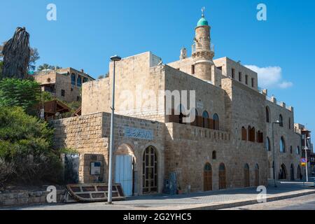 Blick auf die Al-Bahr Moschee oder die Meeresmoschee, Minarett der Moschee in Old Jaffa, den alten Hafen von Jaffa, die Mittelmeerküste in Tel Aviv Yaffo, Israel Stockfoto