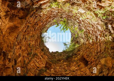 Extreme niedrige Winkel Blick in einem zerstörten Turm halten in Castle of Ain, Castellon, Spanien. Stockfoto