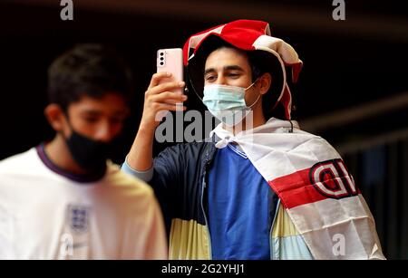 Ein England-Fan steht vor dem UEFA Euro 2020-Spiel der Gruppe D im Wembley Stadium, London. Bilddatum: Sonntag, 13. Juni 2021. Stockfoto
