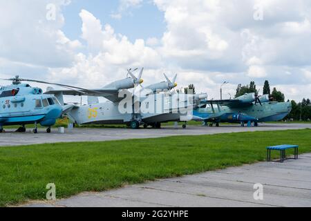 Kiew, Ukraine - 12. Juni 2021: Amphibienflugzeug. Das Flugzeug, das auf dem Wasser landet. Retro-Modell. Wasser. Stockfoto