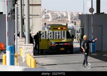 (210613) -- QALANDIYA, 13. Juni 2021 (Xinhua) -- nach einem berichteten Angriff auf den Qalandiya-Checkpoint zwischen Westjordanland und Jerusalem am 12. Juni 2021 wird ein Krankenwagen des israelischen Sicherheitsdienstes Magen David Adom gesehen. Eine 28-jährige Palästinenserin wurde am Samstag von einem israelischen Sicherheitsbeamten am Checkpoint Kalandiya im Westjordanland getötet, teilte die israelische Polizei mit. (Foto von Muammar Awad/Xinhua) Stockfoto