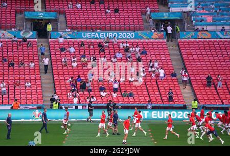 Englische Spieler wärmen sich auf dem Spielfeld vor dem UEFA-Spiel der Gruppe D 2020 im Wembley Stadium, London, auf. Bilddatum: Sonntag, 13. Juni 2021. Stockfoto