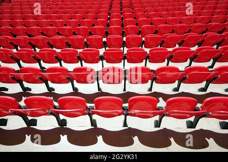 Leere Sitze auf den Tribünen vor dem UEFA Euro 2020-Spiel der Gruppe D im Wembley Stadium, London. Bilddatum: Sonntag, 13. Juni 2021. Stockfoto