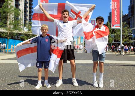 London, Großbritannien. Juni 2021. Junge England-Fans zeigen ihre Farben und Flaggen vor dem Start.Szenen vor dem UEFA Euro 2020-Turnierspiel, England gegen Kroatien, Wembley Stadium, London am Sonntag, 13. Juni 2021. Dieses Bild darf nur für redaktionelle Zwecke verwendet werden. Bild von Steffan Bowen/Andrew Orchard Sports Photography/Alamy Live News Credit: Andrew Orchard Sports Photography/Alamy Live News Stockfoto