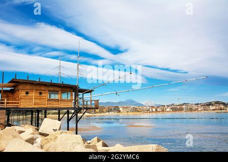 Trabucco al porto, mit Blick auf die Küste von Pescara, mit dem Glockenturm der Kirche Divino Amore und dem Berg Gran Sasso Stockfoto