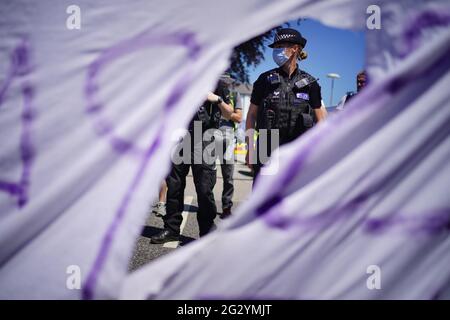 Die Polizei während eines Protestes in Falmouth, während des G7-Gipfels in Cornwall. Bilddatum: Sonntag, 13. Juni 2021. Stockfoto