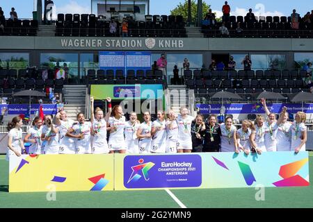 AMSTELVEEN, NIEDERLANDE - 13. JUNI: Mitarbeiter und Spieler der belgischen Eishockeymannschaft feiern während der Euro Hockey Championships das Frauenspiel zwischen Belgien und Spanien im Wagener Stadion am 13. Juni 2021 in Amstelveen, Niederlande (Foto: Jeroen Meuwsen/Orange Picches) Stockfoto