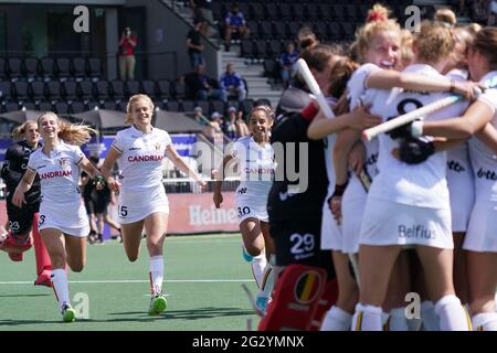 AMSTELVEEN, NIEDERLANDE - 13. JUNI: Das belgische Eishockeyteam feiert während der Euro Hockey Championships das Frauenspiel zwischen Belgien und Spanien im Wagener Stadion am 13. Juni 2021 in Amstelveen, Niederlande (Foto: Jeroen Meuwsen/Orange Picches) Stockfoto