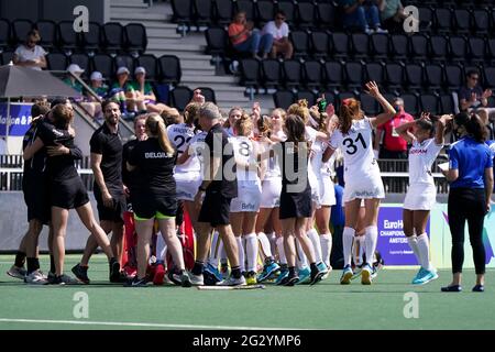 AMSTELVEEN, NIEDERLANDE - 13. JUNI: Das belgische Eishockeyteam feiert während der Euro Hockey Championships das Frauenspiel zwischen Belgien und Spanien im Wagener Stadion am 13. Juni 2021 in Amstelveen, Niederlande (Foto: Jeroen Meuwsen/Orange Picches) Stockfoto