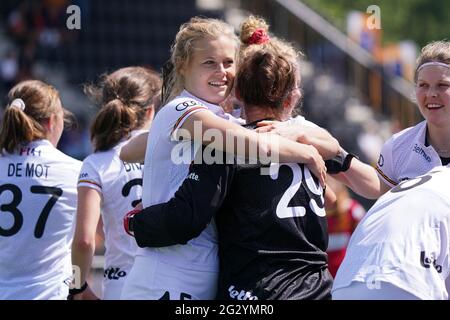 AMSTELVEEN, NIEDERLANDE - 13. JUNI: Torhüterin Elodie Picard aus Belgien feiert während der Euro Hockey Championships das Frauenspiel zwischen Belgien und Spanien im Wagener Stadion am 13. Juni 2021 in Amstelveen, Niederlande (Foto: Jeroen Meuwsen/Orange Picles) Stockfoto