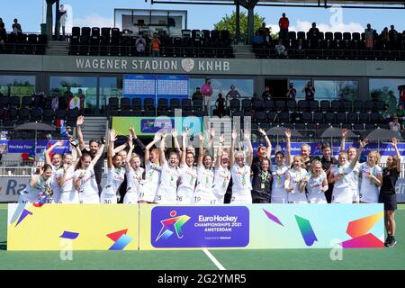 AMSTELVEEN, NIEDERLANDE - 13. JUNI: Mitarbeiter und Spieler der belgischen Eishockeymannschaft feiern während der Euro Hockey Championships das Frauenspiel zwischen Belgien und Spanien im Wagener Stadion am 13. Juni 2021 in Amstelveen, Niederlande (Foto: Jeroen Meuwsen/Orange Picches) Stockfoto