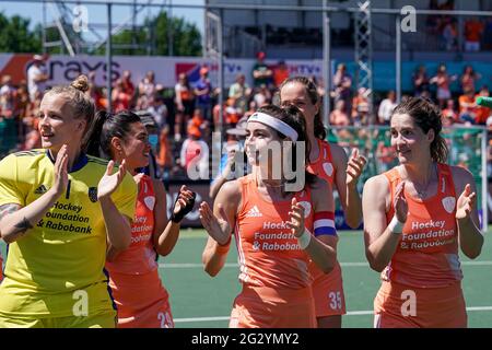 AMSTELVEEN, NIEDERLANDE - JUNI 13: Anne Veenendaal aus den Niederlanden, Stella van Gils aus den Niederlanden, Eva de Goede aus den Niederlanden, Felice Albers aus den Niederlanden, Marloes Keetels aus den Niederlanden feiert den Sieg beim Europameisterschaftsfinale der Frauen zwischen den Niederlanden und Deutschland am 13. Juni 2021 im Wagener Stadion in Amstelveen, Niederlande (Foto: Jeroen Meuwsen/Orange Picles) Stockfoto