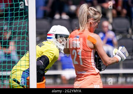 AMSTELVEEN, NIEDERLANDE - 13. JUNI: Anne Veenendaal aus den Niederlanden, Lauren Stam aus den Niederlanden während des Europameisterschaftsfinales zwischen den Niederlanden und Deutschland im Wagener Stadion am 13. Juni 2021 in Amstelveen, Niederlande (Foto: Jeroen Meuwsen/Orange Picches) Stockfoto