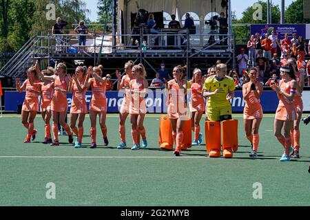 AMSTELVEEN, NIEDERLANDE - 13. JUNI: Team Niederlande feiert Sieg, Maria Verschoor aus den Niederlanden, Caia van Maasakker aus den Niederlanden, Lauren Stam aus den Niederlanden, Margot van Geffen aus den Niederlanden, Laura Nunnink aus den Niederlanden, Pien Sanders aus den Niederlanden, Pien Dicke aus den Niederlanden, Anne Veenendaal aus den Niederlanden, Stella van Gils aus den Niederlanden, Eva de Goede aus den Niederlanden, Felice Albers aus den Niederlanden während des Europameisterschaftsfinales der Damen zwischen den Niederlanden und Deutschland im Wagener Stadion am 13. Juni 2021 in Amstelveen, Niederlande Stockfoto