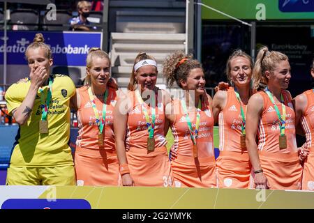 AMSTELVEEN, NIEDERLANDE – JUNI 13: Das niederländische Team feiert den Sieg der Goldmedaille, Anne Veenendaal aus den Niederlanden, Pien Dicke aus den Niederlanden, Maria Verschoor aus den Niederlanden beim Europameisterschaftsfinale der Frauen zwischen den Niederlanden und Deutschland im Wagener Stadion am 13. Juni 2021 in Amstelveen, Niederlande (Foto: Jeroen Meuwsen/Orange Picches) Stockfoto