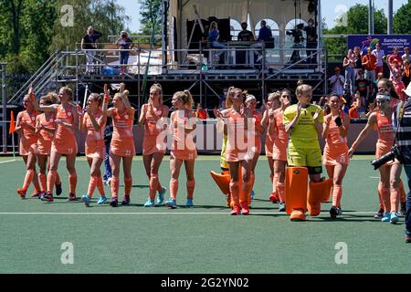 AMSTELVEEN, NIEDERLANDE - 13. JUNI: Team Niederlande feiert Sieg, Maria Verschoor aus den Niederlanden, Caia van Maasakker aus den Niederlanden, Lauren Stam aus den Niederlanden, Margot van Geffen aus den Niederlanden, Laura Nunnink aus den Niederlanden, Pien Sanders aus den Niederlanden, Pien Dicke aus den Niederlanden, Anne Veenendaal aus den Niederlanden, Stella van Gils aus den Niederlanden, Eva de Goede aus den Niederlanden und Felice Albers aus den Niederlanden feiern den Sieg beim Europameisterschaftsfinale der Damen zwischen den Niederlanden und Deutschland am 13. Juni 2021 im Wagener Stadion Stockfoto