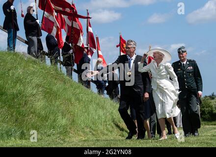 13. Juni 2021, Dänemark, Sønderborg: Margrethe II., Königin von Dänemark, begleitet von Erik Lauritzen (l.), Bürgermeister von Sonderburg, zu einer Zeremonie in der Düppeler Schanze (Kongeskansen Dybbøl Bank) bei Sønderborg (Sonderburg). Präsident Steinmeier und seine Frau sind anlässlich des 100. Jahrestages der deutsch-dänischen Grenzziehung im Jahr 1920 zu einem zweitägigen Besuch in Dänemark. Die Feierlichkeiten mussten 2020 aus Corona-Gründen verschoben werden und werden nun wieder gutgemacht. Foto: Bernd von Jutrczenka/dpa Stockfoto