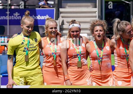 AMSTELVEEN, NIEDERLANDE – JUNI 13: Das niederländische Team feiert den Sieg der Goldmedaille, Anne Veenendaal aus den Niederlanden, Pien Dicke aus den Niederlanden, Maria Verschoor aus den Niederlanden beim Europameisterschaftsfinale der Frauen zwischen den Niederlanden und Deutschland im Wagener Stadion am 13. Juni 2021 in Amstelveen, Niederlande (Foto: Jeroen Meuwsen/Orange Picches) Stockfoto