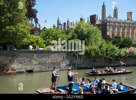 Die Leute genießen Punt-Touren entlang des Flusses Cam in Cambridge. Bilddatum: Sonntag, 13. Juni 2021. Stockfoto